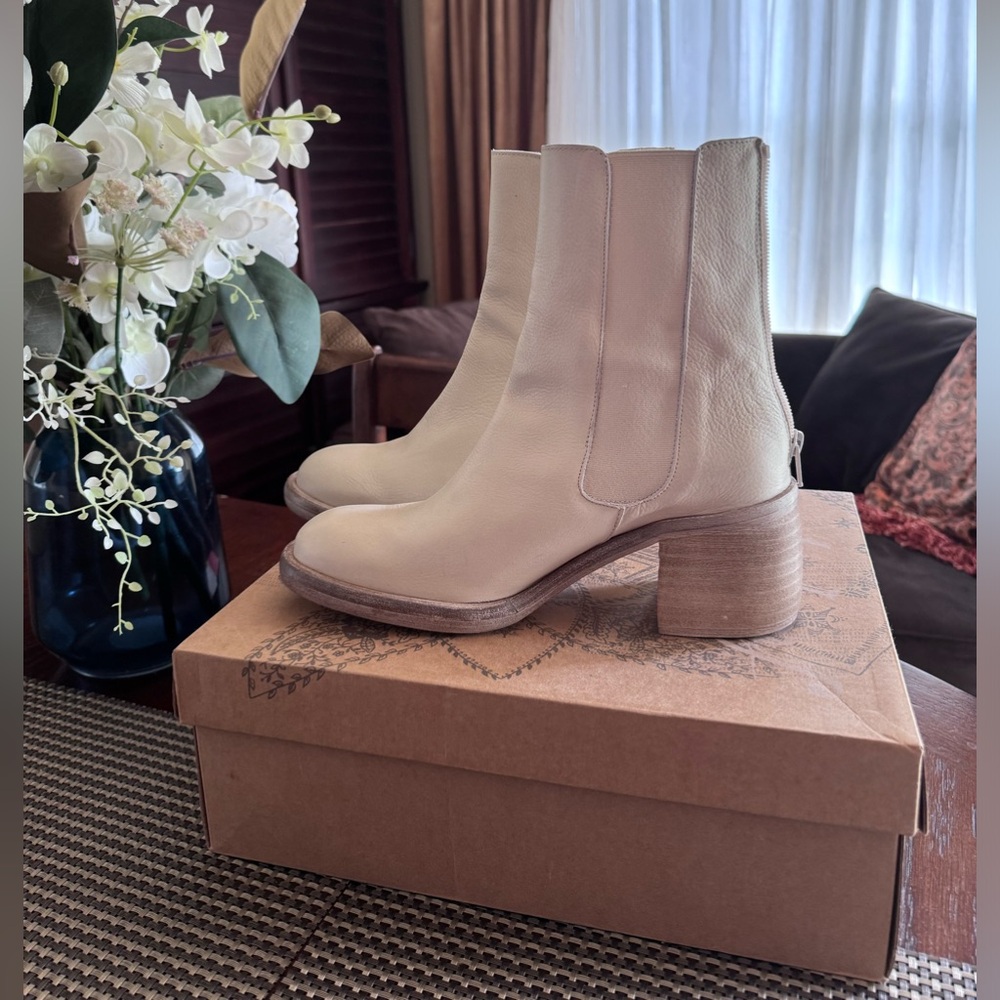 NEW Free People Essential Chelsea Boot, Size 39